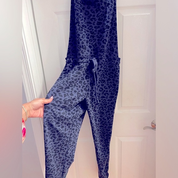 Z supply Mureile Navy Blue Leopard Print knit Overalls in medium - Picture 5 of 12